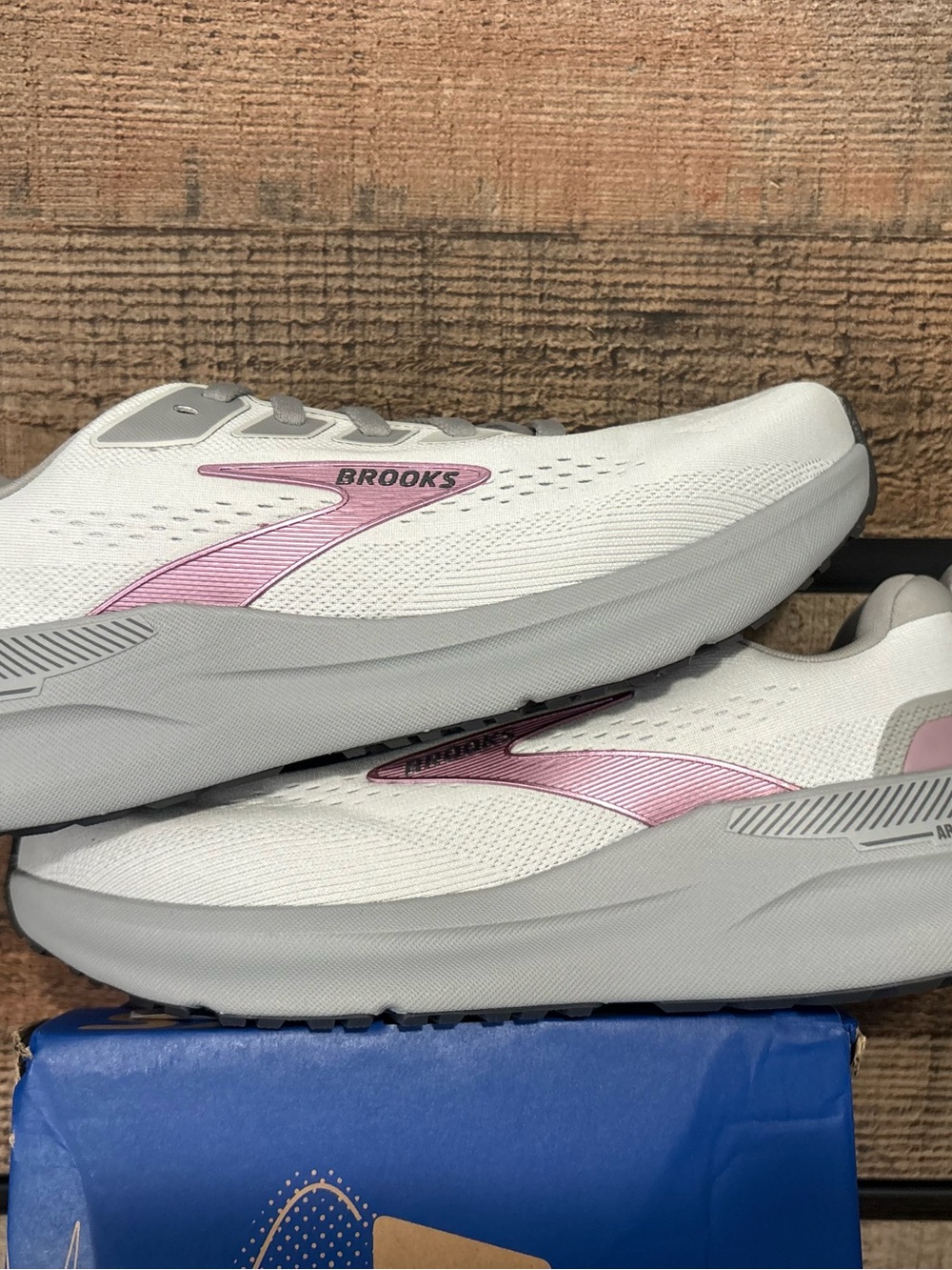 Brooks Women's White and Light Pink walking/Running Sneakers
